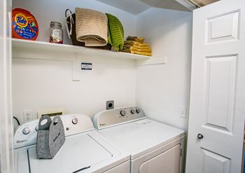 the laundry room is equipped with a washer and dryer